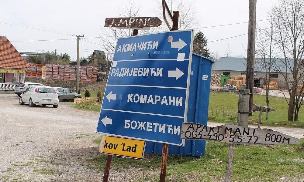 Шаренило и оштећења: Раскрсница у Акмачићима Шаренило и оштећења: Раскрсница у Акмачићима
