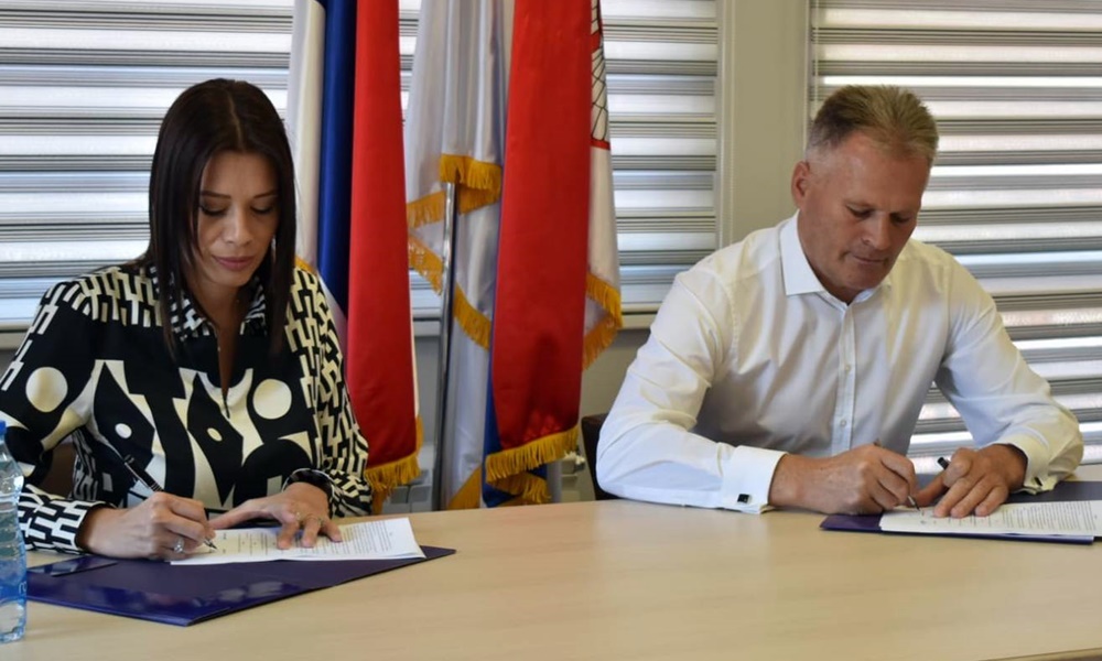 Потписивање уговора: Министарка Ирена Вујовић и председник општине Радосав Васиљевић