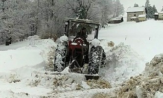 Возе и трактори су често немоћни - зимус у Јасенову
