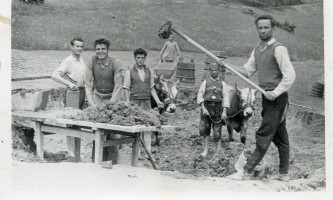 Ручна израда - пуњење дрвених калупа у Дебељи, 1963. године