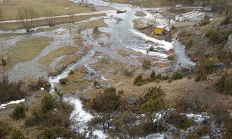 Пролећна издашност - вода бије из отвора пећине Дуруље у Буковику