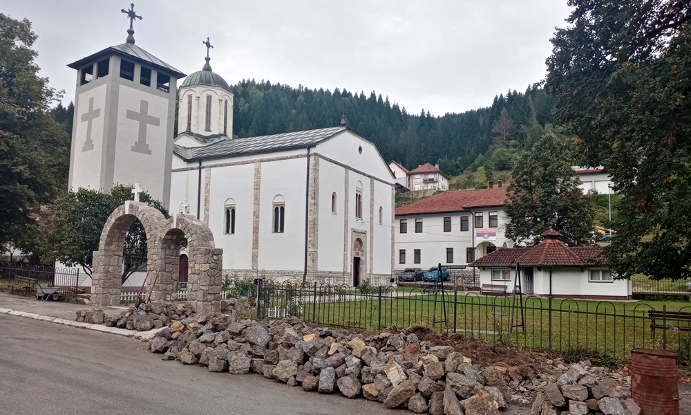 Нова капија, а ради се и зид око порте - Црква у Новој Вароши (Фото: Ж. Дулановић) Нова капија, а ради се и зид око порте - Црква у Новој Вароши (Фото: Ж. Дулановић)