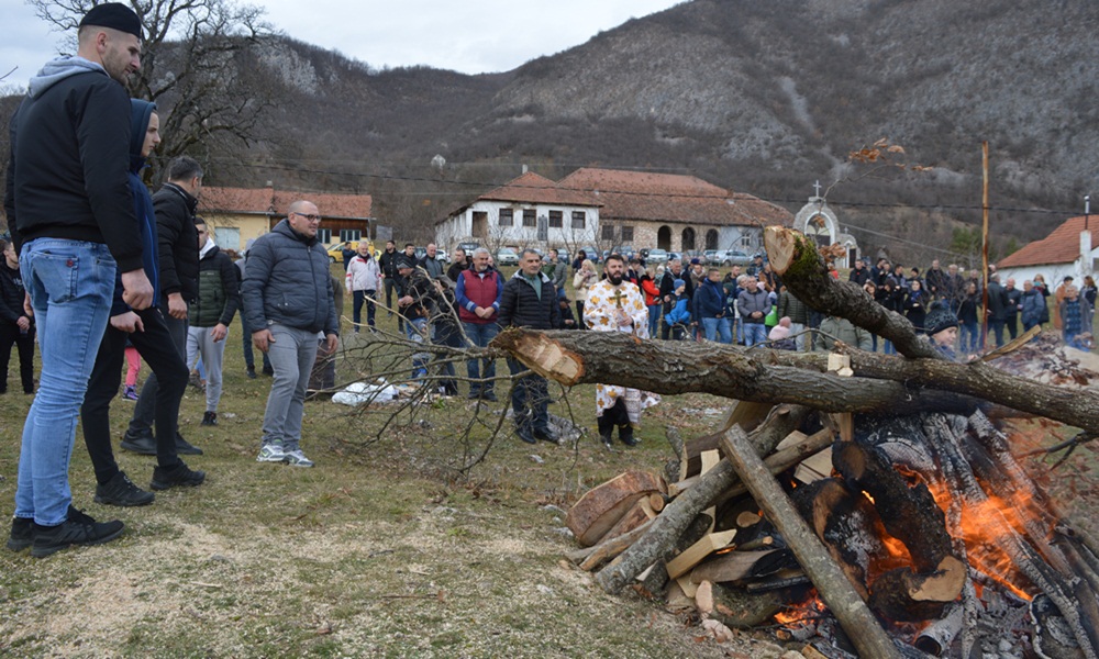 Налагање бадњака код цркве у Бистрици (Фото: Ж. Дулановић)