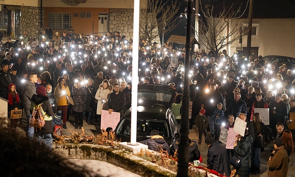 Одали пошту настрадалима у Новом Саду (Фоото: А. Бубања) Одали пошту настрадалима у Новом Саду (Фоото: А. Бубања)