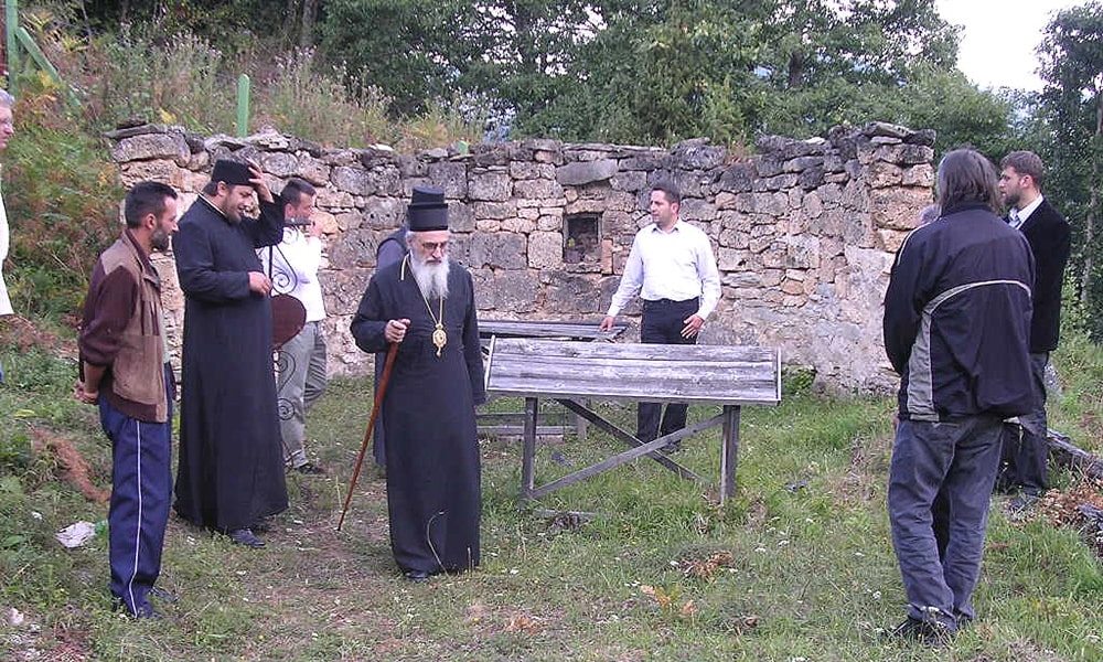 Времену још одолевају остаци богомоље у Ојковици
