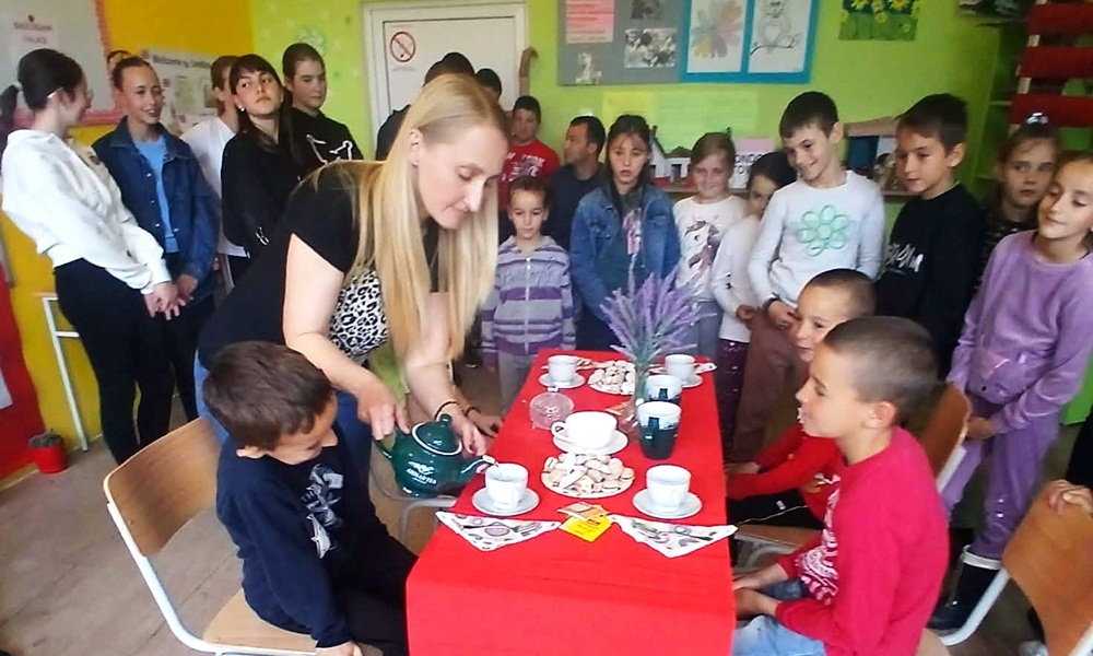 Као типични Енглези- Јелена и њени ђаци (уступљене фотографије)
