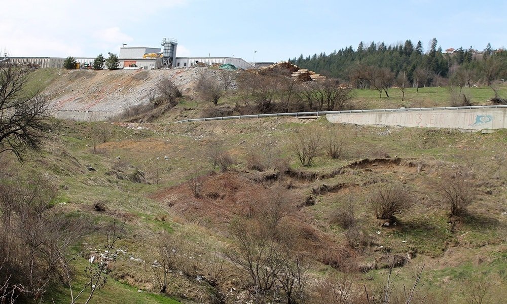 Пукотине и опомене- натопљена депонија квасац за  клизиште