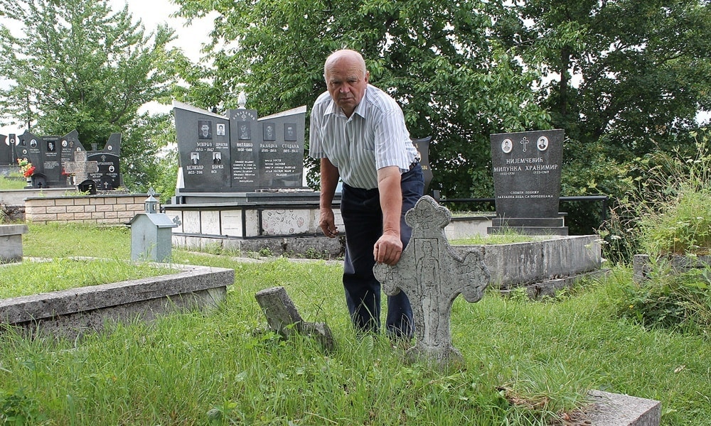 Рутоши: Споменици сестри и брату на гробљу крај цркве 