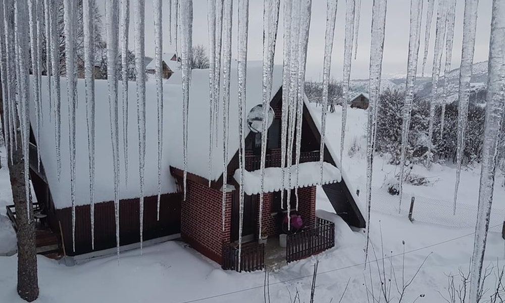 Уклонити и леденице са крова (Фото: М. Бошњаковић)