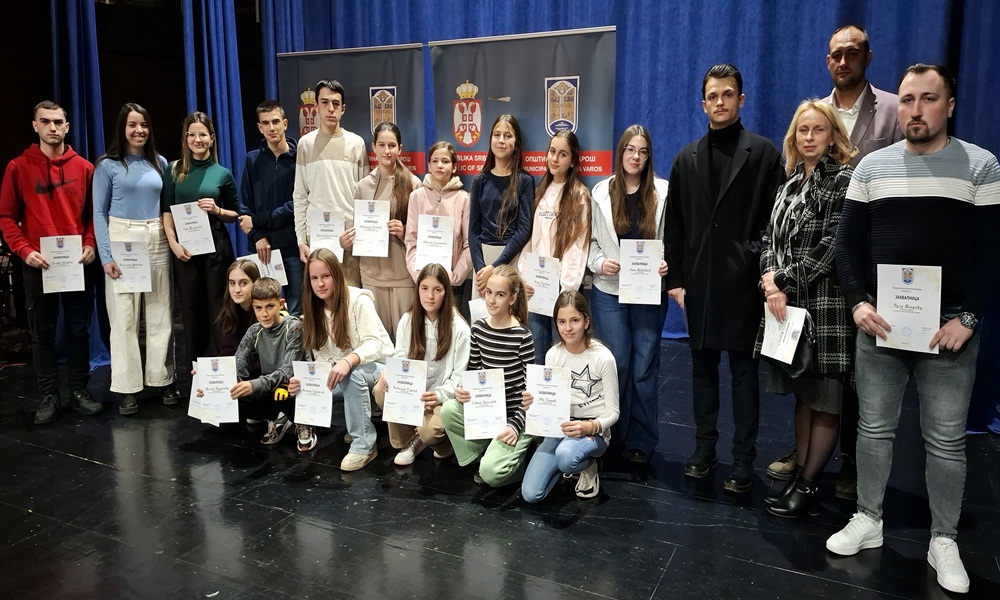 Награђени студенти, ђаци и родитељи награђених (Фото: Р. Поповић)
