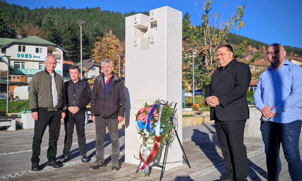 Код споменика изгинулим ратницима (Фото: Д. Гагричић)