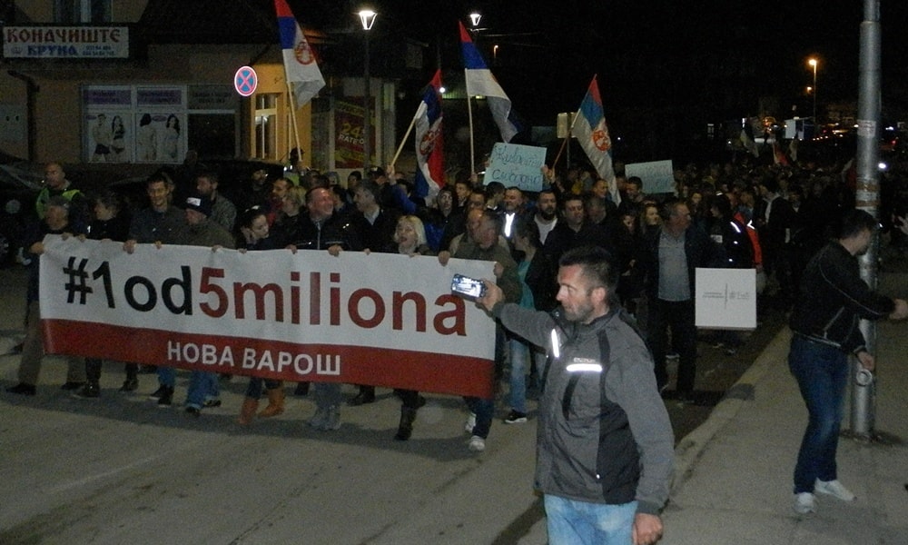 У протестној колони више стотина грађана