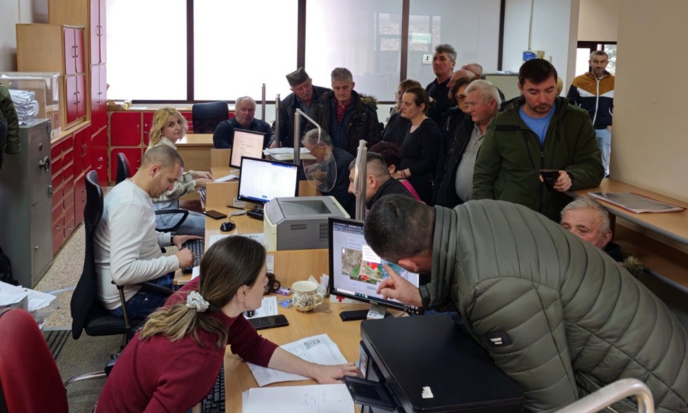 Гужве пред шалтерима Услужног центра (Фото: В. Бојовић)