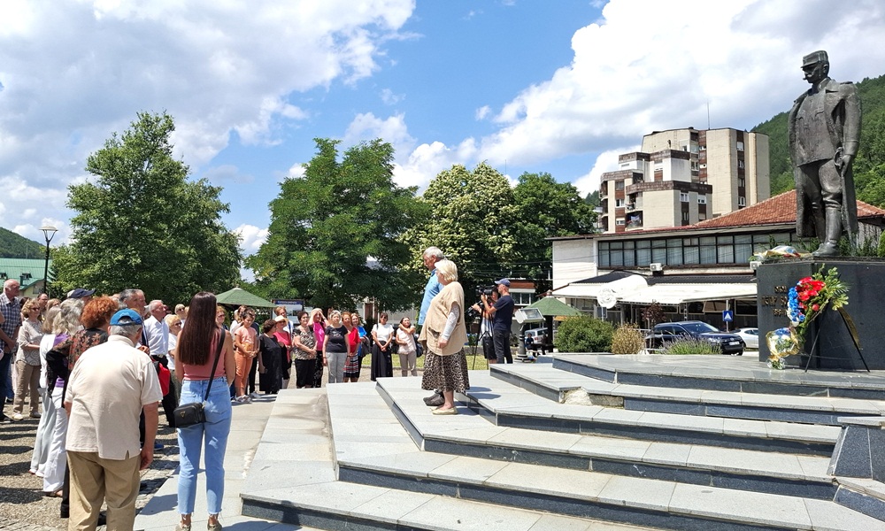 Код споменика војводи на градском тргу