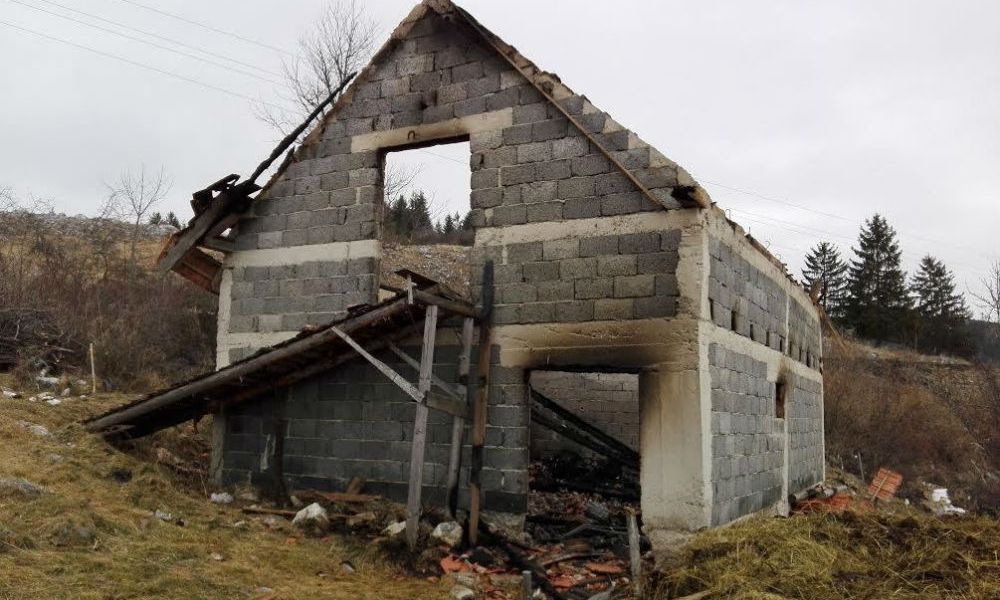 Ватра букнула око поднева : згариште на имању Тошића