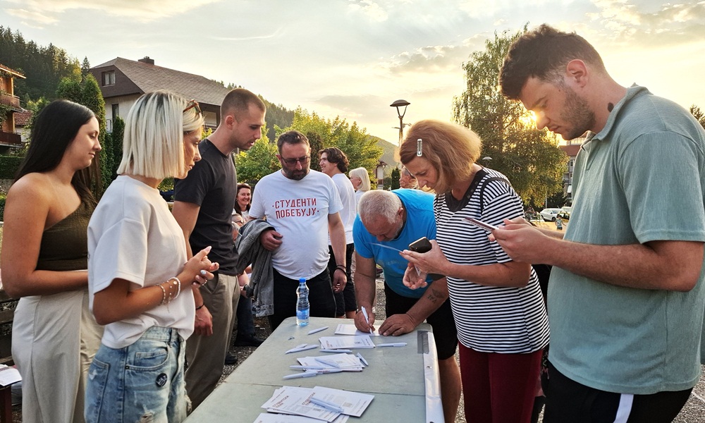 Нововарошки студенти пред суграђанима (Фотоси: Р. Поповић)
