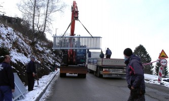 Истовар делова ограде за пут према Златару (Фотоси: Д. Гагричић)