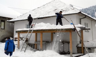 Чешћење снега са  кућа обавеза власника 