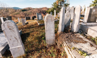 Камена књига предака – Ремовића гробље у Јасенову (Фото: сајт velikirat.rs)