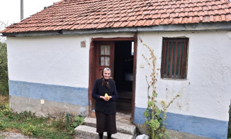 Љубинка испред свог дома у засеоку Мирковићи (Фото: Р. Поповић)