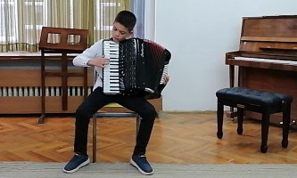 Млади Огњен Поповић фасциниран  је црним диркама